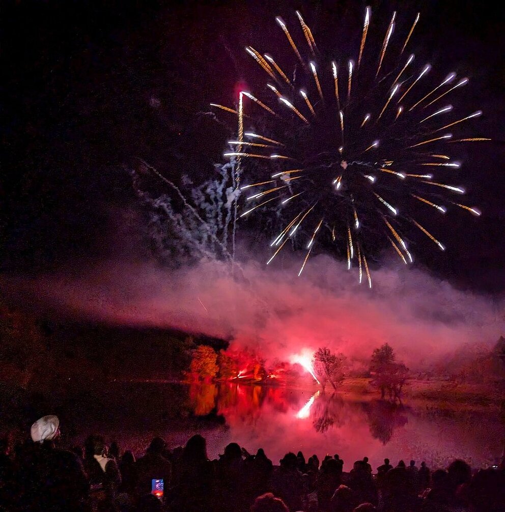 Guinguette au bord de l'eau et feu d'artifice du 14 juillet