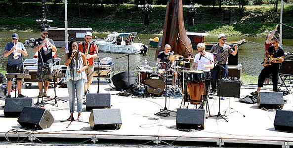 Groupe musiciens devant port d'Oudon