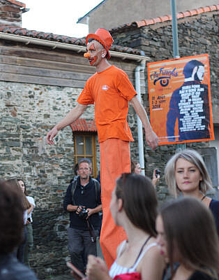 fête de la musique Oudon - clown sur échasses un clown sur échasses