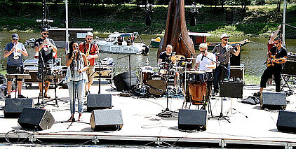 groupe musiciens au port d'Oudon Groupe musiciens devant port d'Oudon