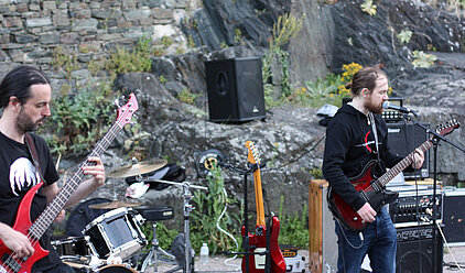 Guitaristes rock fête de la musique Oudon 2 guitaristes au pied de la Tour