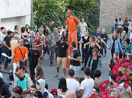 fête de la musique Oudon jongleur dans les rures un jongleur et un échassier