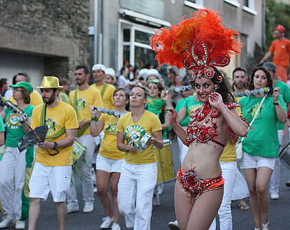 Danseuse de samba brésilienne fête de la musique Oudon Danseuse samba et musiciens fanfare
