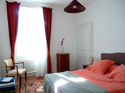 Chambre avec lit et fenêtre